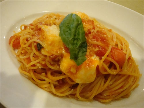 マンマパスタ金沢文庫店8　完熟トマトとモッツァレラチーズのスパゲッティ　
